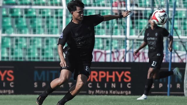 Aksi striker Persita Tangerang, Hokky Caraka saat menghadapi Bhayangkara FC dalam laga pekan ke-11 BRI Super League 2025/2026 di Stadion Sumpah Pemuda, Bandar Lampung, Sabtu (1/11/2025). (Dok. Persita)