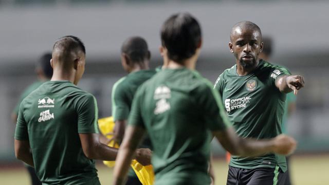 Pemain Timnas Indonesia, Greg Nwokolo, saat sesi latihan di Stadion Pakansari, Bogor, Kamis (22/8). Latihan tersebut untuk persiapan jelang laga kualifikasi Piala Dunia 2022. (Bola.com/M Iqbal Ichsan)