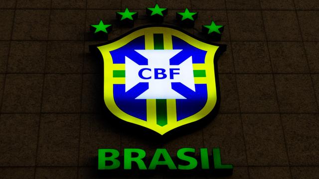 Logo Konfederasi Sepak Bola Brasil (CBF) bersinar di malam hari pada fasad kantor pusat CBF di Rio de Janeiro, Brasil, pada 8 Juni 2015. (FOTO AFP/YASUYOSHI CHIBAYASUYOSHI CHIBA/AFP)