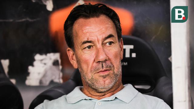 Pelatih PSIM Yogyakarta, Jean-Paul van Gastel, saat timnya bertanding melawan Persebaya Surabaya dalam laga pertama BRI Super League 2025/2026, Jumat (8/8/2025). (Bola.com/Abdul Aziz)