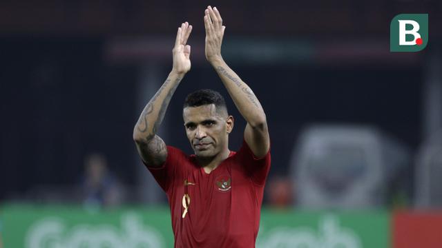Striker Timnas Indonesia, Beto Goncalves, menyapa suporter usai mengalahkan Timor Leste pada laga Piala AFF 2018 di SUGBK, Jakarta, Selasa (13/11). Indonesia menang 3-1 atas Timor Leste. (Bola.com/Yoppy Renato)