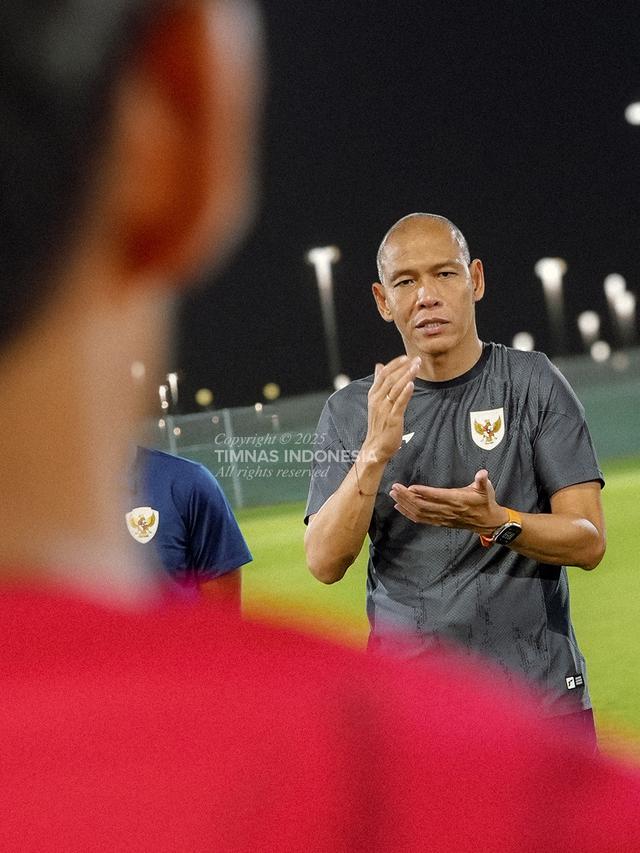 Nova Arianto memimpin sesi latihan Timnas Indonesia U-17 di Piala Asia U-17 2025. (Dok. PSSI).