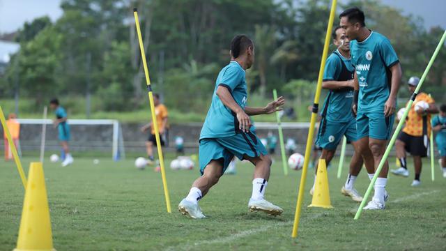 Pemain PSS Sleman Rico Simanjuntak (membelakangi kamera) sedang mengikuti latihan. (Dok PSS Sleman)