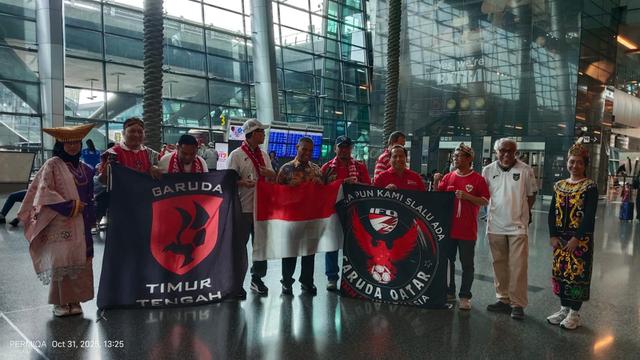 Kelompok suporter Garuda Qatar menyambut Timnas Indonesia U-17 di Bandara Internasional Hamad, Doha pada Jumat (31/10/2025) siang waktu setempat. (Dok. Garuda Qatar)