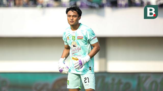 Kiper Persebaya Surabaya, Ernando Ari, pada saat berhadapan dengan Persita Tangerang pada pekan kedua BRI Super League 2025/2026 di Indomilk Arena, Sabtu (16/8/2025). (Bola.com/ Abdul Aziz)