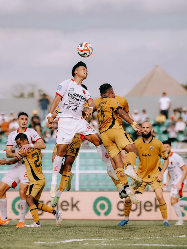Bhayangkara Presisi Indonesia FC bermain imbang 1-1 kontra Bali United pada laga pekan ke-12 BRI Super League di Stadion Sumpah Pemuda, Bandar Lampung, Jumat (7/11/2025) sore WIB. (dok. Bali United)