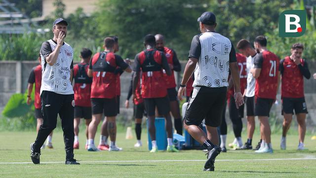 Pelatih Persija, Mauricio Souza, memimpin sesi latihan Persija Jakarta di Nirwana Park, Sawangan, Depok. (Bola.com/M Iqbal Ichsan)