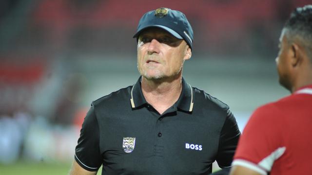 Peter de Roo, pelatih Persis Solo di BRI Super League 2025/26. (Dok. ileague.id)