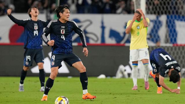 Timnas Jepang berhasil meraih kemenangan 3-2 atas Timnas Brasil pada laga uji coba di Ajinomoto Stadium, Tokyo, Selasa (14/10/2025) malam WIB. (AP Photo/Eugene Hoshiko)
