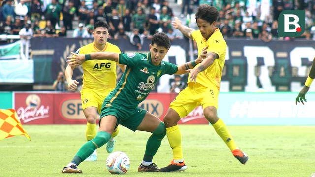 Aksi gelandang serang Persebaya, Bruno Moreira ditempel ketat pemain Persik Kediri Irfan Bachdim dalam pekan ke-34 BRI Liga 1 2023/2024 di Stadion Gelora Bung Tomo, Surabaya, Minggu (28/4/2024). (Bola.com/Aditya Wany)