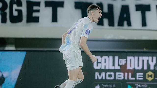 Ekspresi kegembiraan pemain PSIM Yogyakarta, Deri Corfe setelah mencetak gol ke gawang Persis Solo dalam laga pekan ke-12 BRI Super League 2025/2026 di Stadion Manahan, Solo, Jawa Tengah, Sabtu (8/11/2025). (Dok. PSIM)