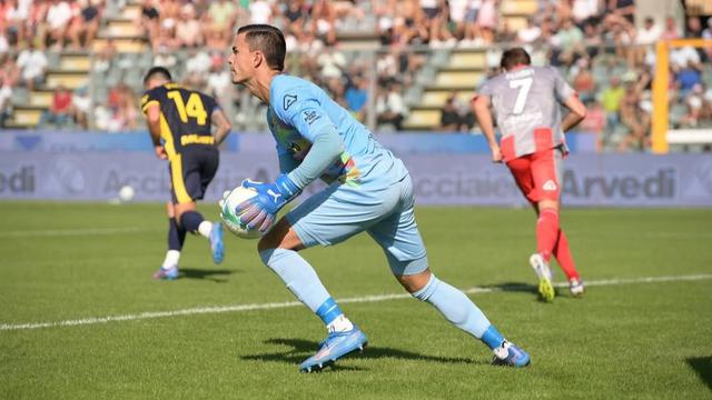 Aksi Emil Audero Mulyadi saat memperkuat Cremonese melawan Parma dalam laga pekan keempat Serie A 2025/2026, Minggu (21/9/2025). (Dok. Cremonese)