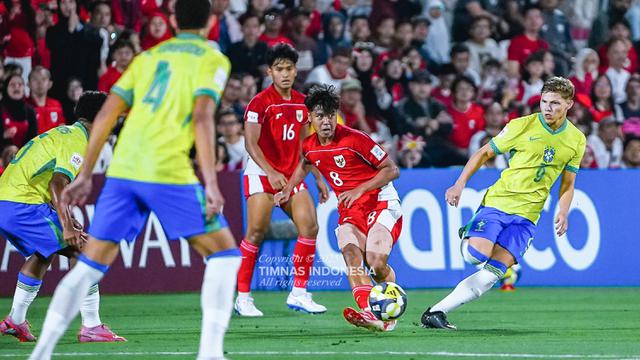 Timnas Indonesia U-17 harus mengakui keunggulan Brasil U-17 dalam laga kedua Grup H Piala Dunia U-17 2025. Bertanding di Lapangan 7 Aspire Zone, Doha, Jumat (7/11/2025) malam WIB. (Dok. PSSI)