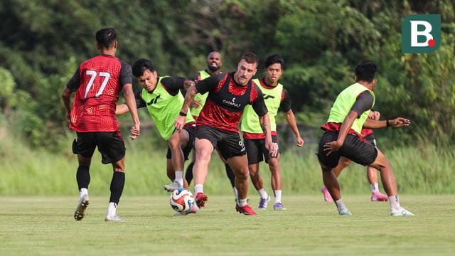 Fabio Calonego (tengah) berebut bola dengan Witan Sulaeman pada saat sesi latihan Persija Jakarta yang bertempat di Persija Training Ground, Bojongsari, Rabu (5/11/2025).