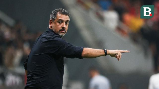 Pelatih Arema FC, Marcos Santos saat mendampingi timnya dalam dalam pertandingan persahabatan pramusim yang berlangsung di Jakarta International Stadium (JIS), Jakarta (26/07/2025) malam WIB. (Bola.com/ Abdul Aziz)