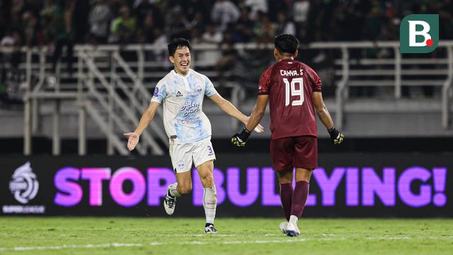 Pemain PSIM Yogyakarta, Yusaku Yamadera (kiri) menghapiri rekan satu timnya, Cahya Supriadi usai menang melawan Persebaya Surabaya pada BRI Super League 2025/2026 di Stadion Gelora Bung Tomo, Surabaya, Jumat (8/8/2025). (Bola.com/Abdul Aziz)