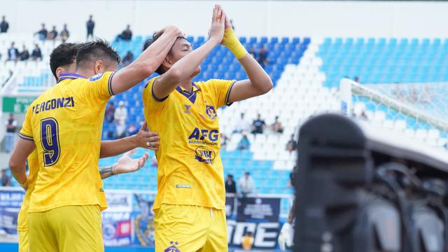 Vava Mario Yagalo merapatkan kedua tangannya sebagai permintaan maaf kepada Aremania usai mencetak gol pertama Persik ke gawang Arema FC. (Bola.com/Gatot Sumitro)
