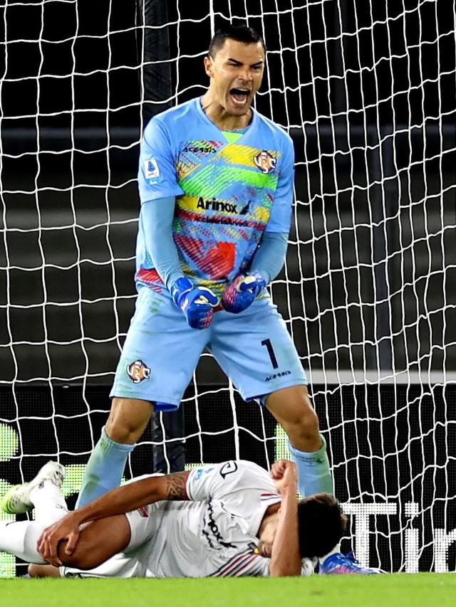 Aksi hebat Emil Audero Mulyadi untuk Cremonese saat bertandang ke markas Hellas Verona dalam laga pekan ketiga Serie A 2025/2026 di Stadio Marcantonio Bentegodi, Selasa (16/9/2025) dini hari WIB. (Dok. Cremonese)