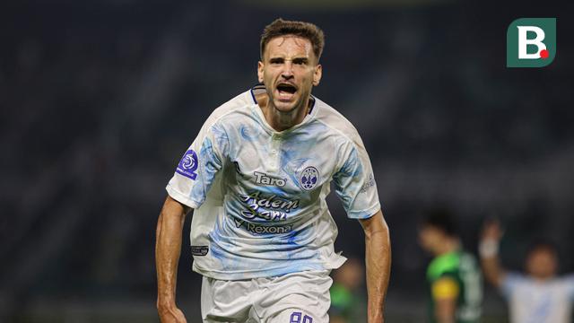 Pemain PSIM Yogyakarta, Nermin Haljeta saat timnya melawan Persebaya Surabaya pada BRI Super League 2025/2026 di Stadion Gelora Bung Tomo, Surabaya, Jumat (8/8/2025). (Bola.com/Abdul Aziz)