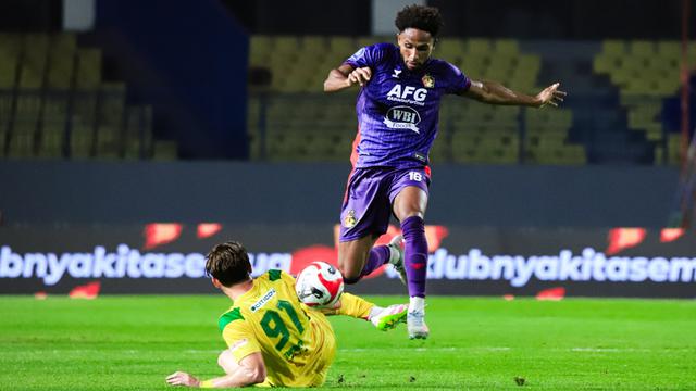 Pertandingan antara Persik Kediri versus Persebaya Surabaya di ajang BRI Super League 2025/2026. (Gatot Sumitro/Bola.com)