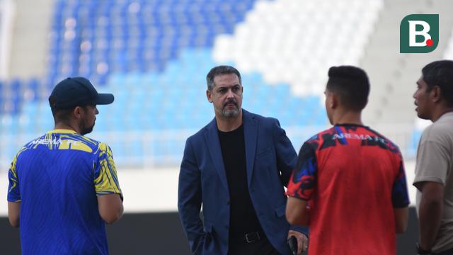 Pelatih baru Arema FC, Marcos Santos, berkunjung ke sesi latihan tim di Stadion Kanjuruhan, Kabupaten Malang, Kamis (26/6/2025). (Bola.com/Iwan Setiawan)