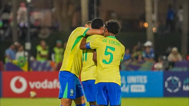 Para pemain Timnas Brasil U-17 merayakan gol kedua yang dicetak ke gawang Timnas Indonesia U-17 dalam laga kedua Grup H Piala Dunia U-17 2025 di Lapangan 7 Aspire Zone, Doha, Qatar, Sabtu (7/11/2025). (Dok. CBF)