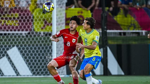 Gelandang Timnas Indonesia U-17, Nazriel Alvaro berduel dengan gelandang Timnas Brasil U-17, Tiago dalam laga kedua Grup H Piala Dunia U-17 2025 di Lapangan 7, Aspire Zone, Doha, Qatar, Sabtu (7/11/2025). (Dok. PSSI)