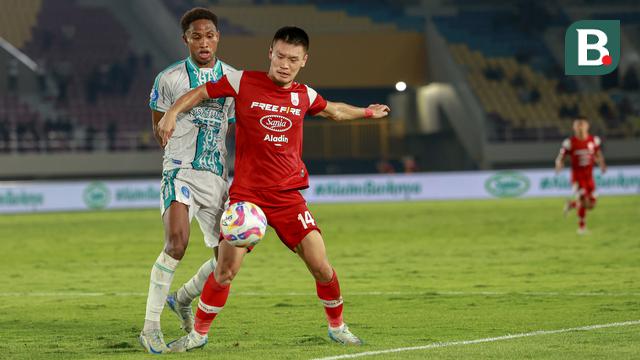 Pemain asing Persis Solo, Sho Yamamoto, saat berusaha melindungi bola dan rebutan pemain PSBS Biak pada pertandingan pekan ke-15 BRI Liga 1 2024/2025 di Stadion Manahan, Solo, Senin (16/12/2024). (Bola.com/Radifa Arsa)