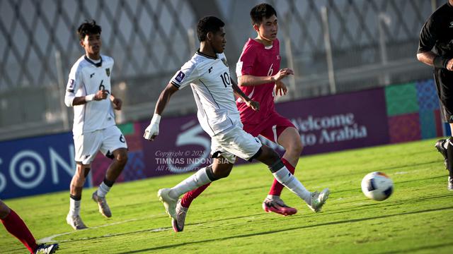 Pemain Timnas Indonesia U-17, Fadly Alberto (kiri) mengumpan bola dibayangi pemain Korea Utara, An Jin Sok dalam laga perempat final Piala Asia U-17 2025 di King Abdullah Sports City Hall Stadium, Jeddah, Senin (14/4/2025) malam WIB. (Dok. PSSI)