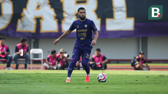 Pemain Persita Tangerang, Javlon Guseynov saat berhadapan dengan Persebaya Surabaya pada pekan kedua BRI Super League 2025/2026 di Indomilk Arena, Sabtu (16/8/2025). (Bola.com/ Abdul Aziz)