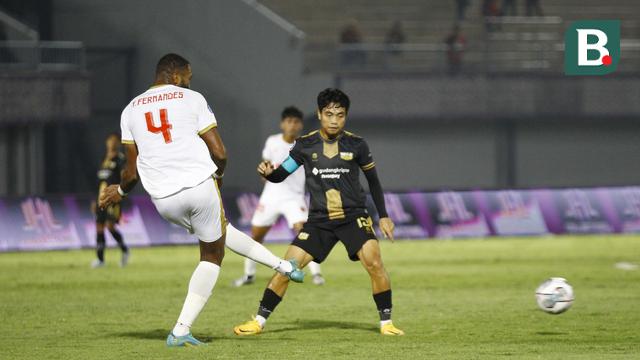Pemain PSM Makassar, Yuran Fernandes (kiri) melepaskan umpan di depan pemain Dewa United FC, Rangga Muslim saat laga pekan ke-10 BRI Liga 1 2022/2023 antara Dewa United FC melawan PSM Makassar di Stadion Indomilk Arena, Tangerang, Kamis (15/9/2022). (Bola.com/Muhammad Aldiansyah)