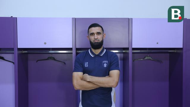 Bola.com melakukan sesi wawancara dengan bek Persita Tangerang, Javlon Guseynov di ruang ganti Indomilk Arena, Tangerang pada Rabu (22/10/2025). (Bola.com/Muhammad Iqbal Ichsan)