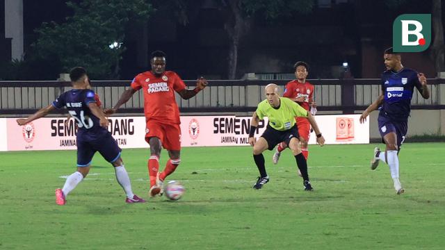 PT LIB dan PSSI menepati janjinya untuk memakai jasa wasit asing untuk kompetisi BRI Liga 1 2024 / 2025. Laga pekan perdana antara Semen Padang vs Borneo FC dipimpin oleh wasit asing asal Yordania Adham Mohammad Tumah. (Bola.com/M iqbal Ichsan)