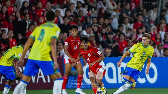 Gelandang Timnas Indonesia U-17, Nazriel Alvaro mencoba memberikan umpan terobosan saat menghadapi Timnas Brasil U-17 dalam laga kedua Grup H Piala Dunia U-17 2025 di Lapangan 7, Aspire Zone, Doha, Qatar, Sabtu (7/11/2025). (Dok. PSSI)
