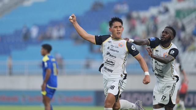 Selebrasi penyerang Persija Jakarta, Eksel Runtukahu usai mencetak gol ke gawang Arema FC dalam laga pekan ke-12 BRI Super League 2025/2026 di Stadion Kanjuruhan, Kabupaten Malang, Sabtu (8/11/2025) sore WIB. (Dok. Persija)