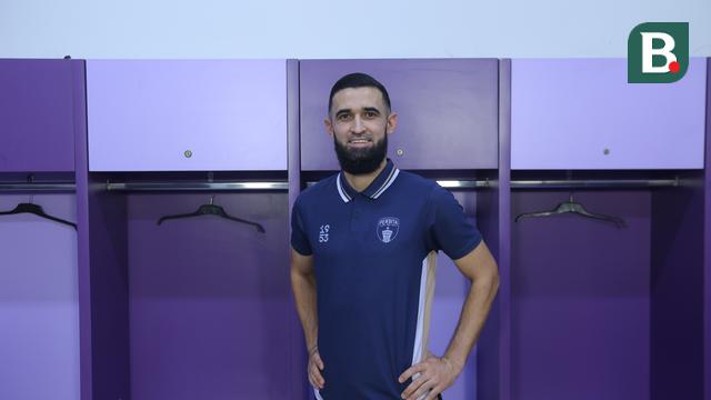 Bola.com melakukan sesi wawancara dengan bek Persita Tangerang, Javlon Guseynov di ruang ganti Indomilk Arena, Tangerang pada Rabu (22/10/2025). (Bola.com/Muhammad Iqbal Ichsan)