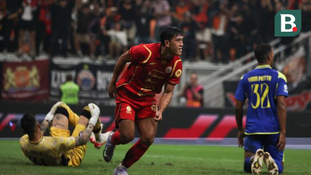 Ekspreksi Eksel Runtukahu usai mencetak gol ke gawang Arema FC dalam laga persahabatan yang diselenggarakan di markas kebanggaan Macan Kemayoran, Jakarta International Stadium (JIS), Sabtu (26/7/2025). (Bola.com/Abdul Aziz)