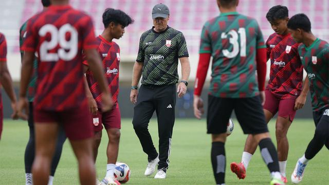 Persis Solo bersama pelatih Peter de Roo saat sesi latihan/persiapan di BRI Super League 2025/2026. (Dok. ileague.id)