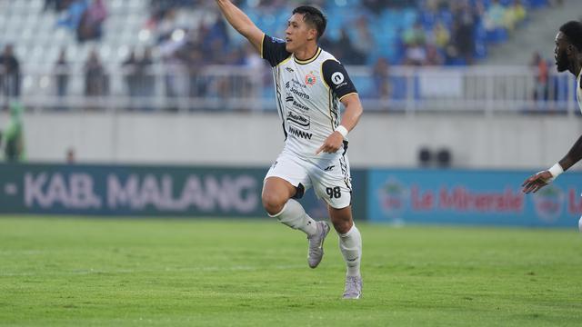 Selebrasi penyerang Persija Jakarta, Eksel Runtukahu usai mencetak gol ke gawang Arema FC dalam laga pekan ke-12 BRI Super League 2025/2026 di Stadion Kanjuruhan, Kabupaten Malang, Sabtu (8/11/2025) sore WIB. (Dok. Persija)