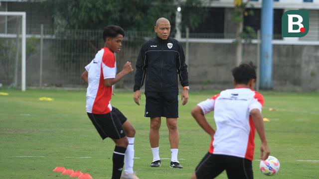 Timnas Indonesia U-17 menggelar TC di Bandung dengan memulai latihan di Stadion Persib, Jalan Ahmad Yani, Kota Bandung, Jumat (10/1/2025) sore. (Bola.com/Erwin Snaz)