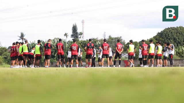 Pemain Persija Jakarta pada saat sesi latihan Persija Jakarta yang bertempat di Persija Training Ground, Bojongsari, Rabu (5/11/2025).