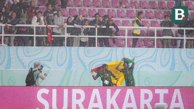Selebrasi kemenangan dua pemain Timnas Mali U-17, Ibrahim Kanate (kiri) bersama rekannya, Sekou Kone setelah mengalahkan Timnas Argentina dengan 3-0 pada laga perebutan tempat ketiga Piala Dunia U-17 2023 di Stadion Manahan, Solo, Jumat (1/12/2023). (Bola.com/Bagaskara Lazuardi)