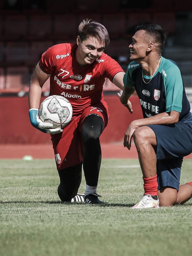 Kiper anyar Persis Solo, Gianluca Pandeynuwu bercengkrama dengan Ferdinan Sinaga dalam sesi latihan Laskar Sambernyawa (Dok. Persis Solo)