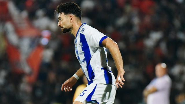 Pemain Persib Frans Putros pada laga kontra Persijap di BRI Super League. (X/Persib)