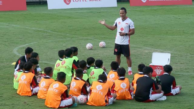 Legenda Persib Bandung, Atep Rizal, memberikan pengarahan dalam coaching clinic kepada 40 Bintang Muda Generasi Masa Depan 2025. (Istimewa)