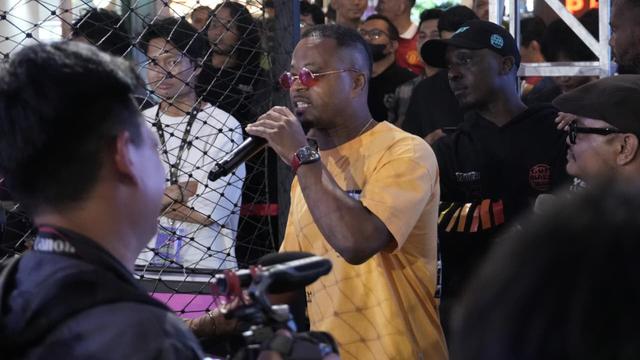 Legenda Manchester United (MU), Patrice Evra, menyambangi Jakarta. Dia menggelar coaching clinic dan menjadi komentator Liga Kita Festival. (Bola.com/Dok.Istimewa).