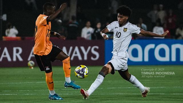 Pemain Timnas Indonesia U-17, Fadly Alberto Hengga berduel dengan pemain Timnas Zambia U-17, Mapalo Simute dalam laga Grup H Piala Dunia U-17 2025 di Lapangan 7 Aspire Zone, Doha, Qatar, Kamis (4/11/2025). (Dok. PSSI)