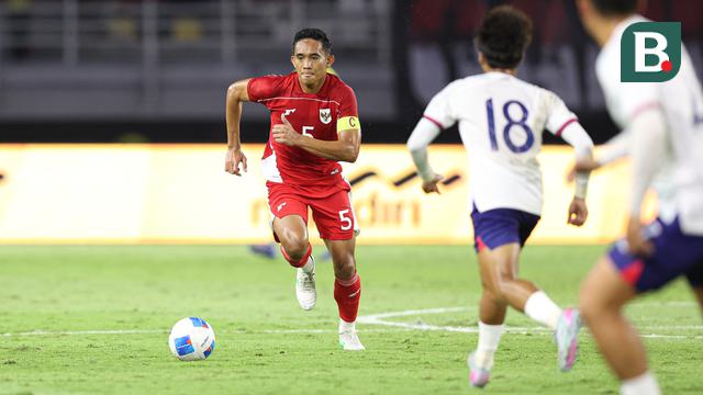 Pemain Timnas Indonesia, Rizky Ridho, menggiring bola melewati pemain Chinese Taipei saat laga FIFA Matchday di Stadion Gelora Bung Tomo (GBT), Surabaya, Jumat (05/09/2025). (Bola.com/Abdul Aziz)
