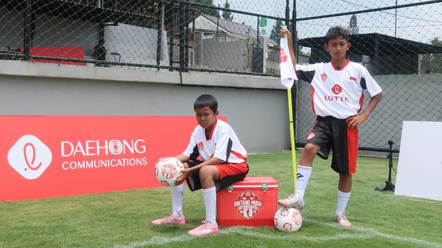 Dua pemain Bintang Muda Generasi Masa Depan 2025 yang dilatih oleh Ismed Sofyan dan Atep Rizal. (istimewa)