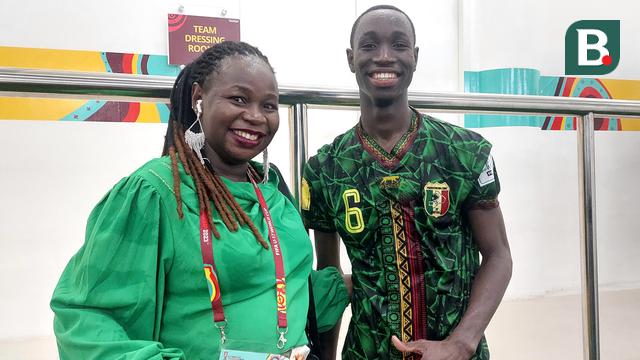 Jurnalis asal Mali, Kadiatou Bagayoko (kiri), berfoto bersama sang keponakan, Sekou Kone di mixed zone seusai laga Mali versus Argentina pada perebutan peringkat ketiga Piala Dunia U-17 2023 di Stadion Manahan, Solo, Jumat (1/12/2023). (Bola.com/Ana Dewi).